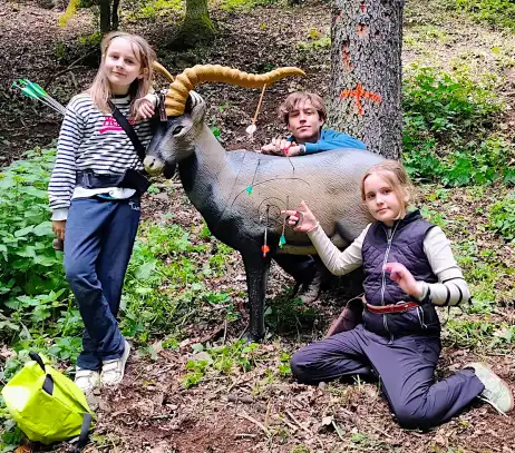 Děti z lukostřeleckého kroužku 3D ESA na závodě u terče kozoroha