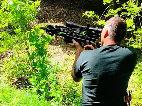 Střelec s kuší střílí na parkuru 3D ESA