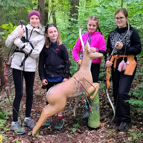 Skupina dětí na lukostřeleckém závodě u terče srnky výskoku