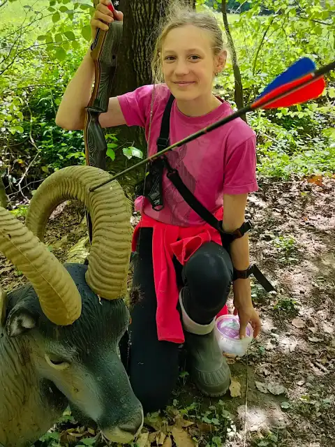 Mladá lukostřelkyně u 3D terčě muflona